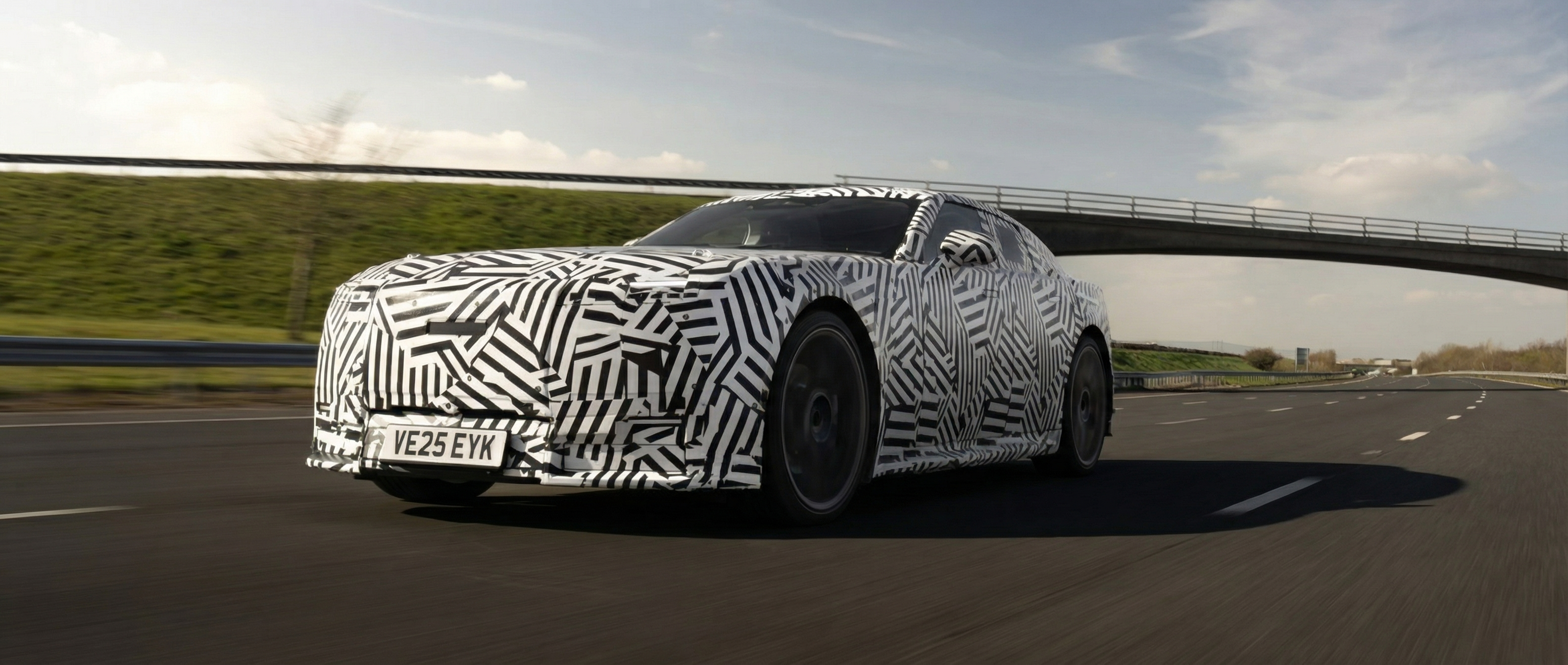 جاكوار تؤكد تحولها الكهربائي بالكامل مع الكشف عن مقصورة GT